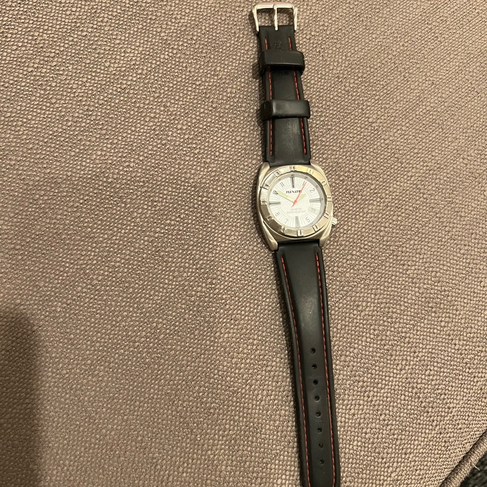 Vintage Nixon Water Resistant Men’s Watch with Rubber Wristband.